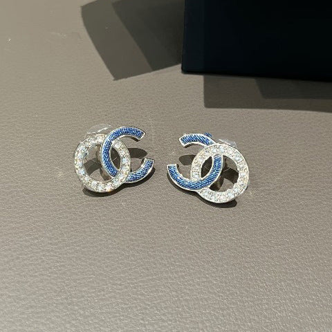 Elegante broche de latón chapado en esmalte con letra de lujo para mujer