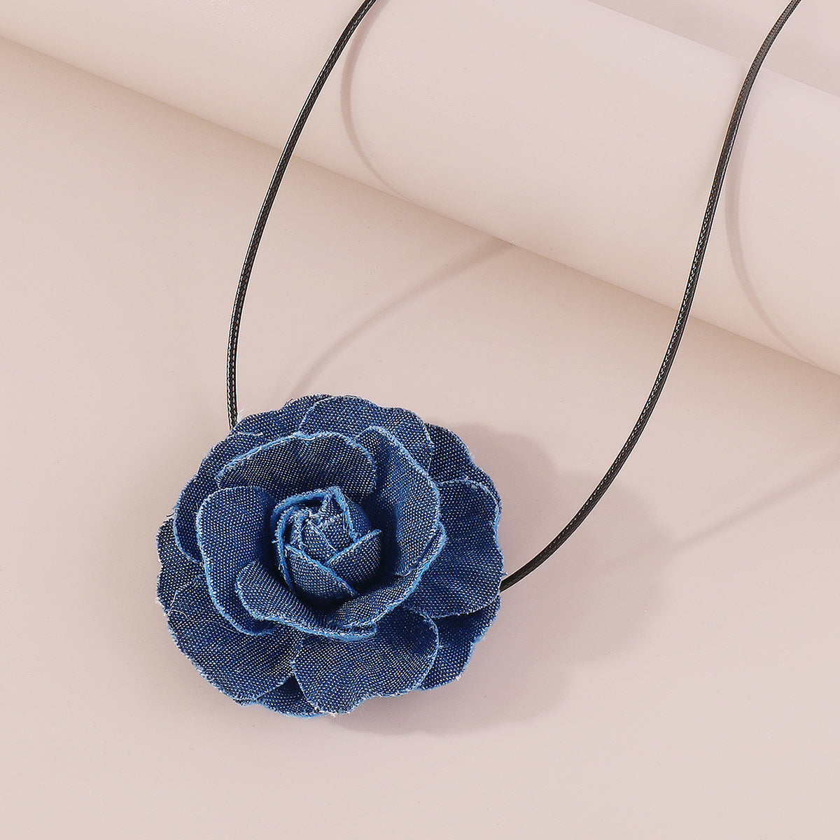 Collana girocollo con ciondolo a rosa blu in denim, stile chic francese, dolce e audace, con design geometrico per donna