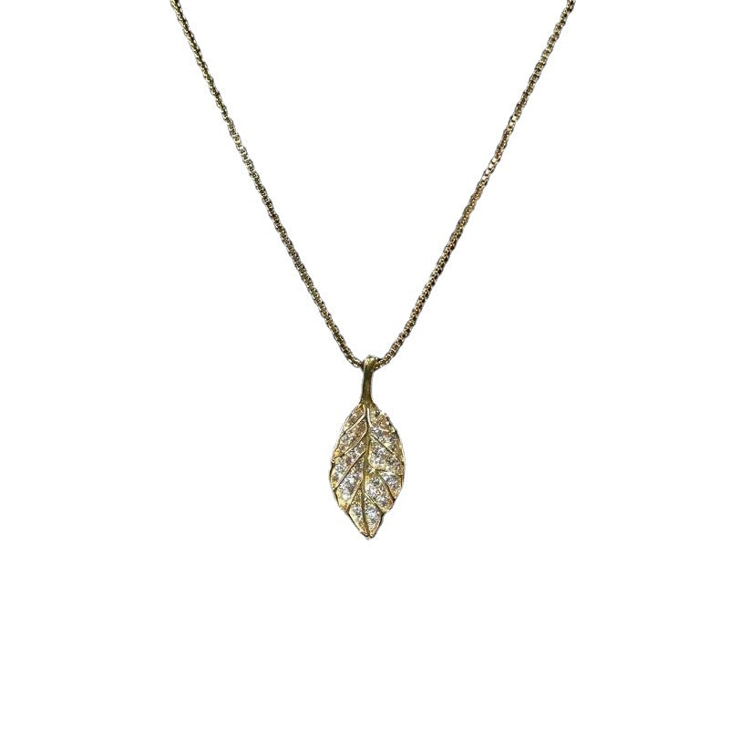 Natural Style Leaf Pendant Necklace for Women Made of Titanium Steel with Plated Finish and Wavy Chain