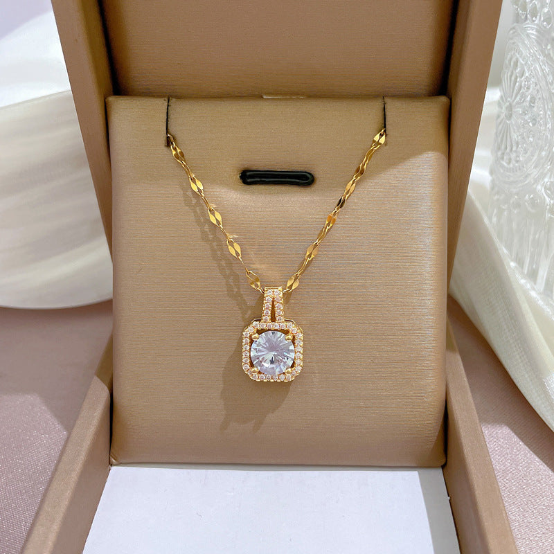 Collana da Donna Coreana con Ciondolo Geometrico Quadrato in Acciaio al Titanio, Intarsiato con Strass e Catena Regolabile