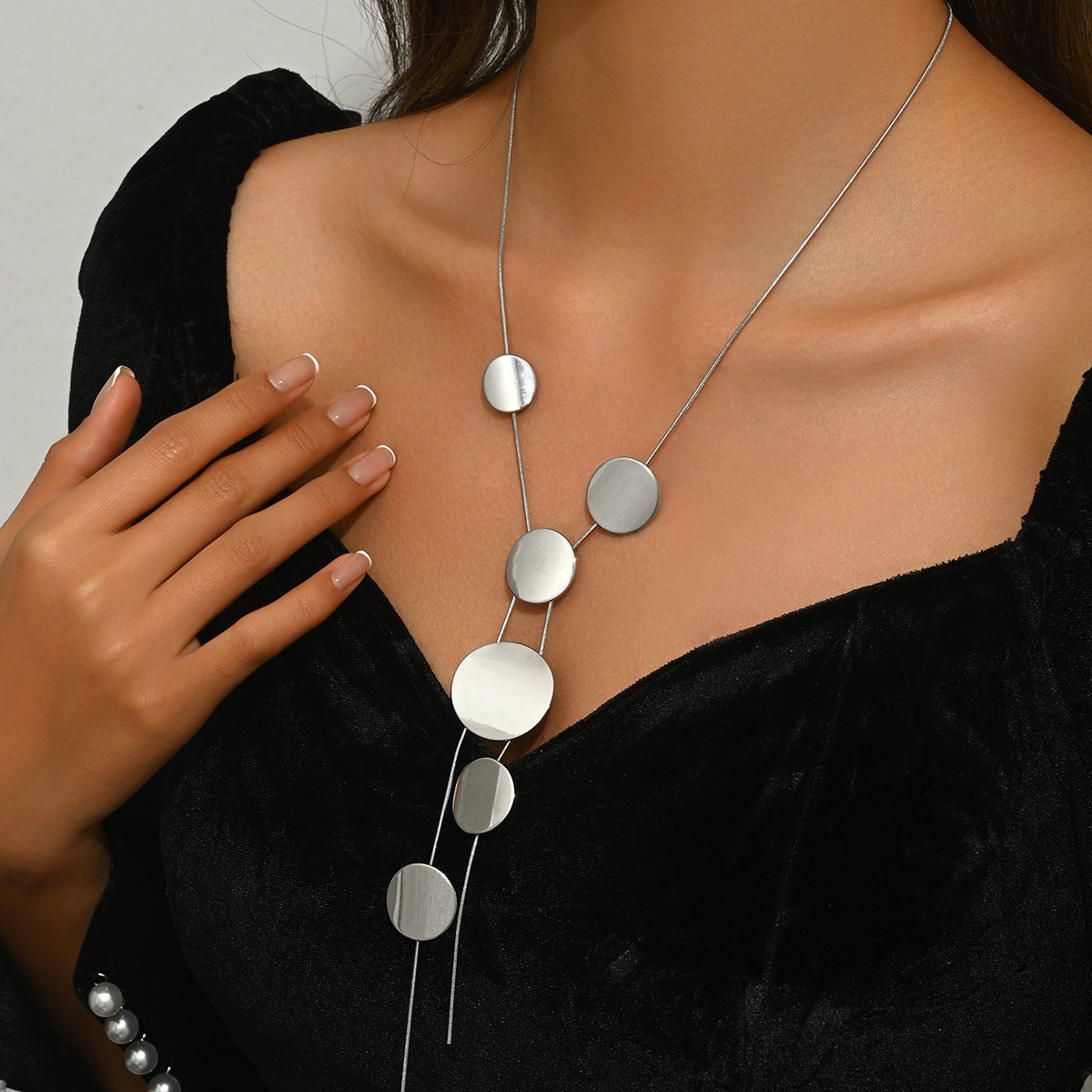 Collar con colgante de corazón floral geométrico para mujer, chapado en aleación de zinc, cadena de medallón minimalista con diseño redondo y en forma de corazón