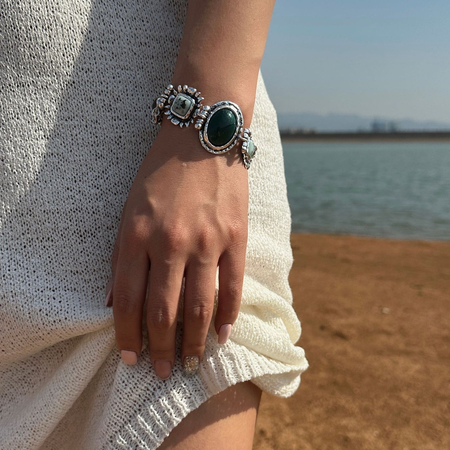 Collana da donna vintage bohémien in lega e resina placcata con motivo geometrico