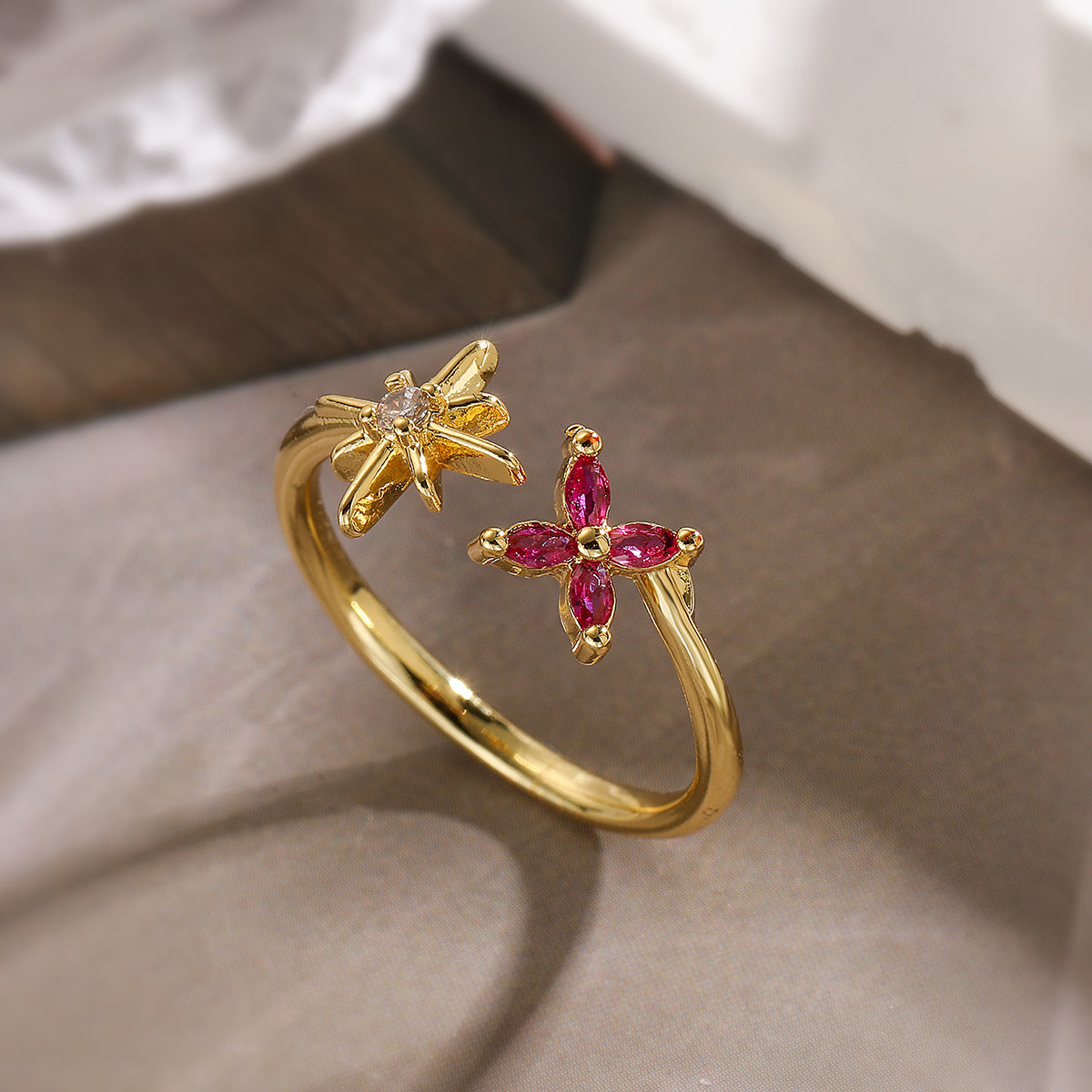 Anello in rame geometrico minimalista con placcatura in oro 18 carati e fiore in zircone per donna