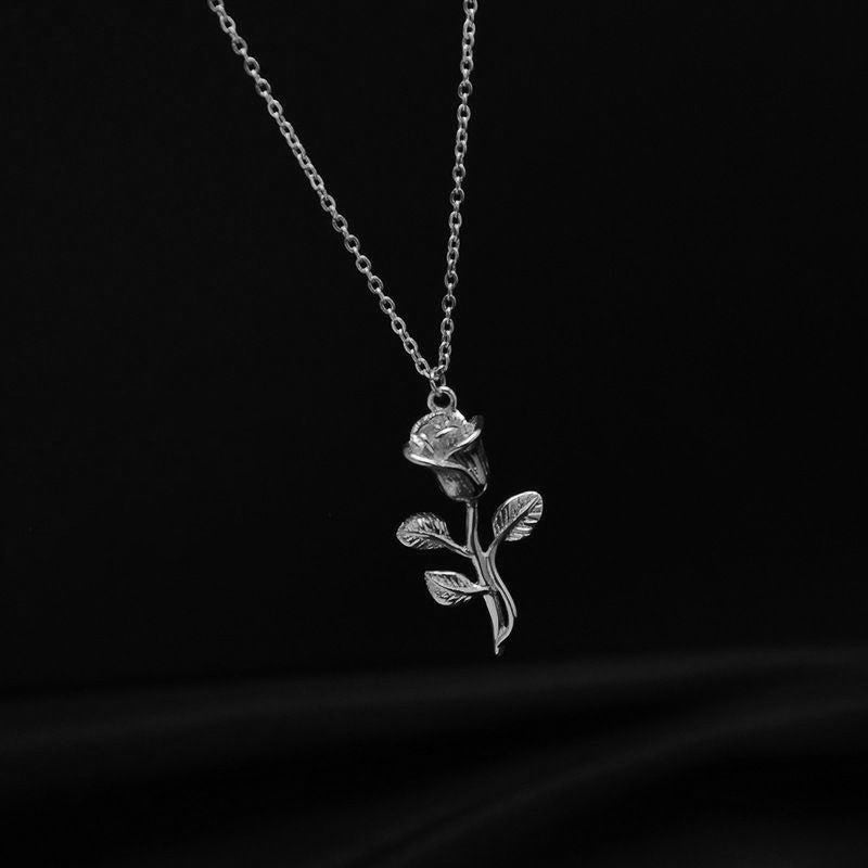 Collana pendente minimalista con rosa floreale da donna in acciaio al titanio placcato oro su catena a croce