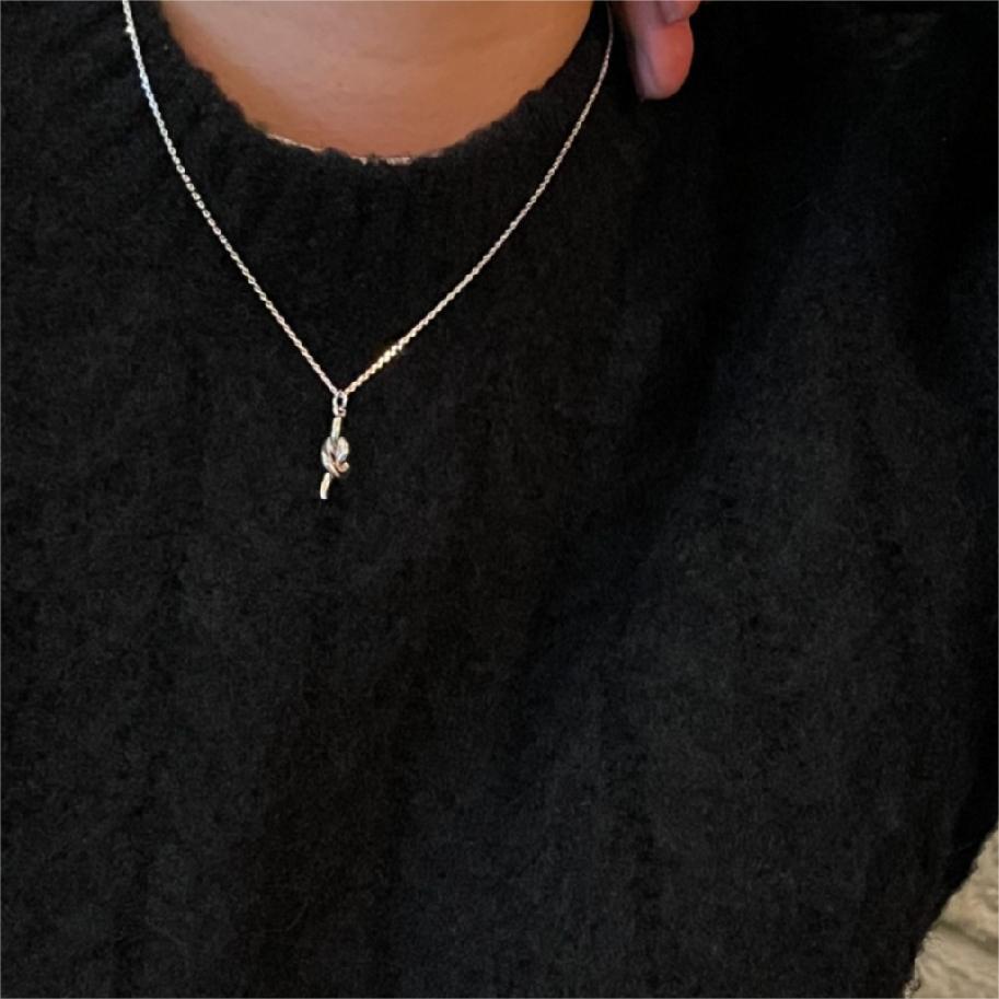 Collar Minimalista Nudo Coreano en Plata de Ley 925 con Colgante Geométrico