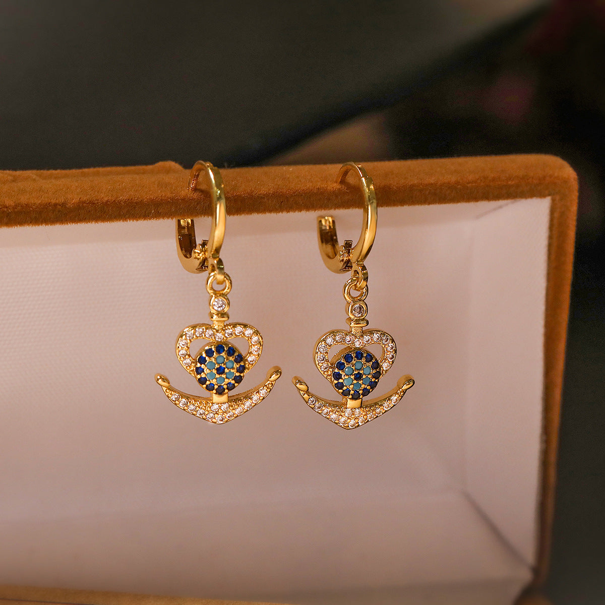 Collana con ciondolo e orecchini a forma di occhio di Hamsa geometrico minimalista in ottone con placcatura in oro e intarsi in zirconi