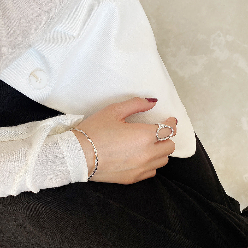 Bracciale da donna in argento sterling 925 con forma irregolare minimalista e superficie texturizzata