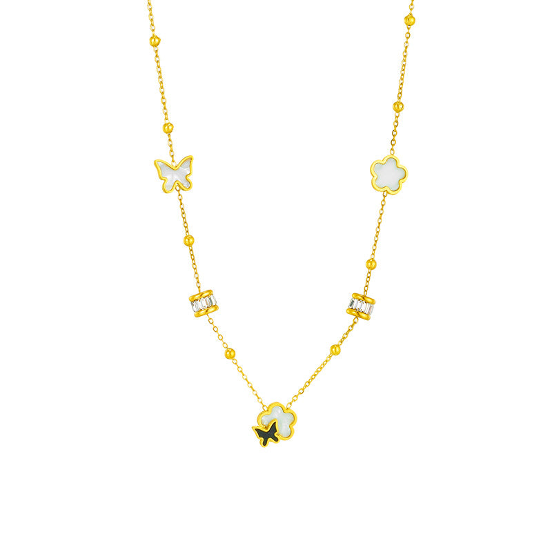 Collana con pendente a farfalla e floreale minimalista di tendenza con accenti di conchiglia bianca e nera, catena a medaglione in acciaio al titanio, finitura placcata per donna