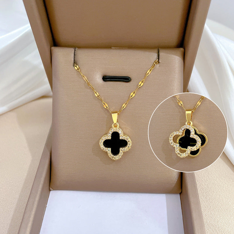 Collana con Ciondolo Quadrifoglio in Stile Cartone Animato da Donna in Acciaio al Titanio con Intarsio di Strass, Catena a Medaglione a Conchiglia a Doppio Lato