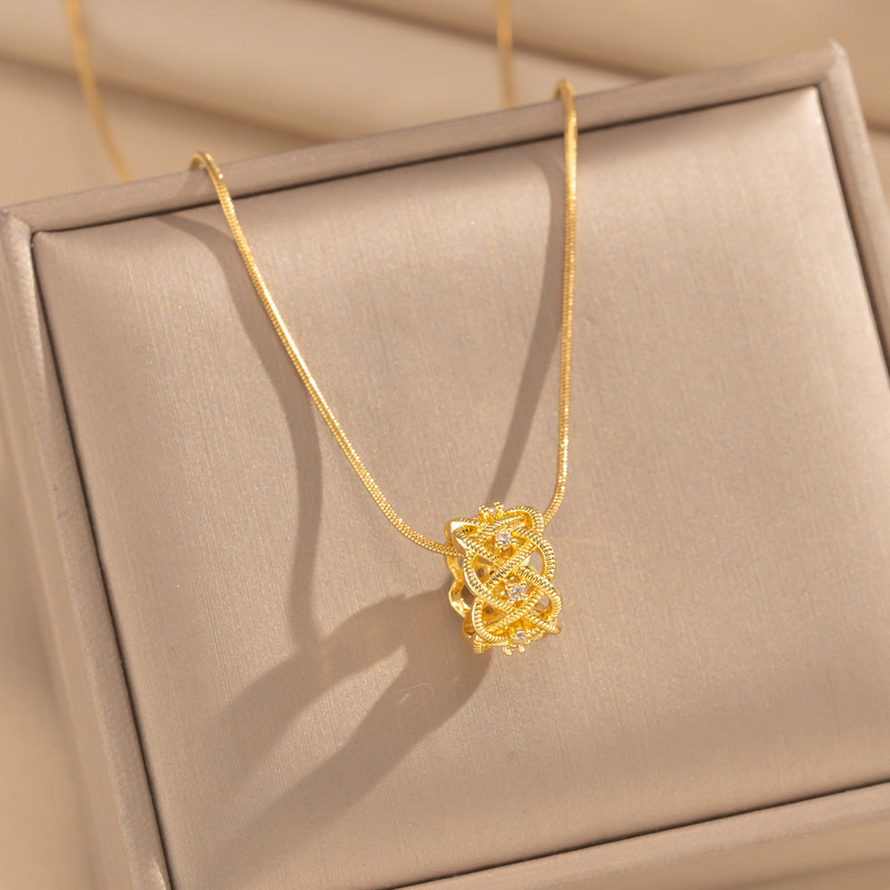 Collar de Cobre con Circonitas, Diseño de Reloj de Arena Geométrico Hueco Minimalista, Lujo Ligero, Baño de Oro de 18K y Motivo de Brújula Estelar para Mujer