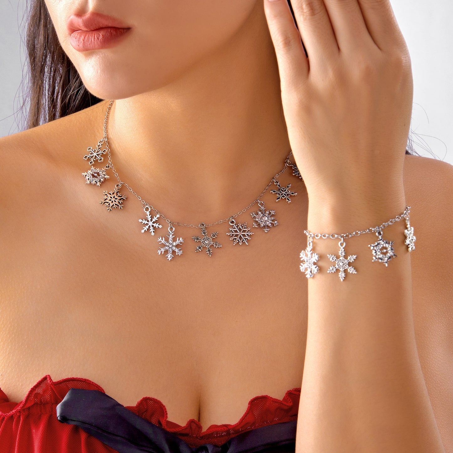 Dulce y Atrevido Set de Colgantes Navideños con Dijes de Copo de Nieve, Ciervo, Muñeco de Nieve y Árbol, Cadena Electrochapada de Aleación de Zinc, Joyería Unisex