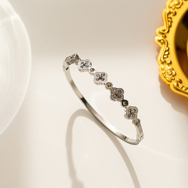 Bracciale di lusso a forma di trifoglio in acciaio al titanio da donna con intarsio di strass e finitura placcata sottovuoto