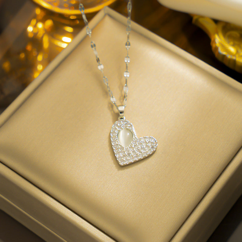 Collar de Lujo Minimalista en Acero de Titanio con Corazón, Incrustaciones de Ojo de Gato y Detalles de Circonita Cúbica para Mujer