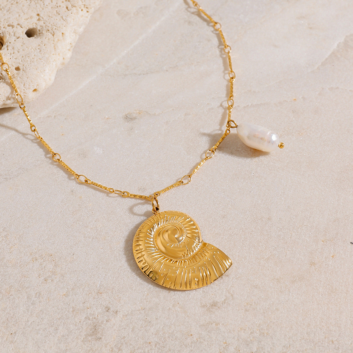 Collana da donna di lusso in acciaio inossidabile placcato oro 18 carati, geometrica, con pendente a conchiglia in acciaio al titanio