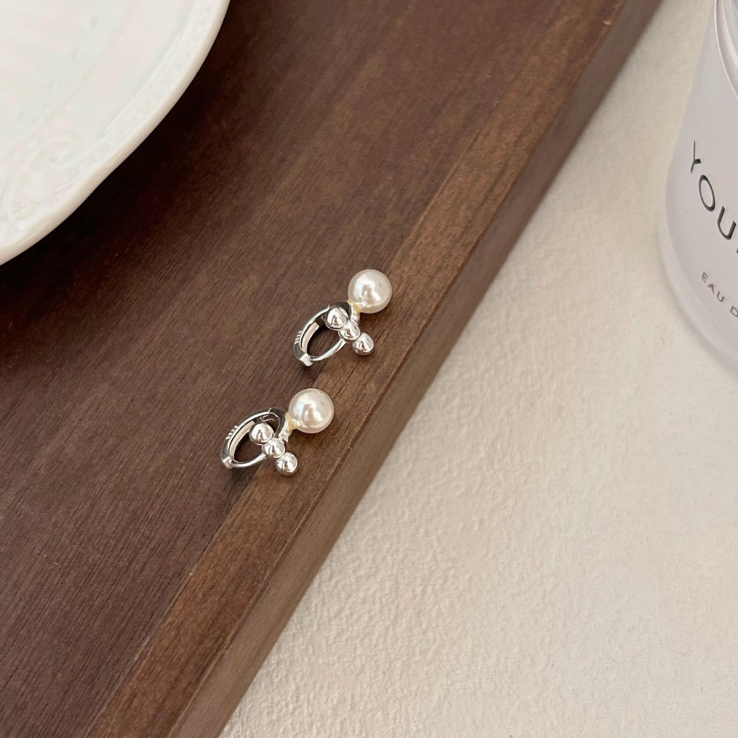 Pendientes de botón minimalistas de estilo coreano con forma de letra de plata de ley 925 con baño de oro y diseño asimétrico de doble anilla