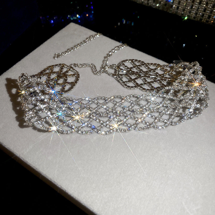 Collana Minimalista con Clavicola Svuotata Geometrica impreziosita da Strass da Donna in Ferro con Estetica di Lusso