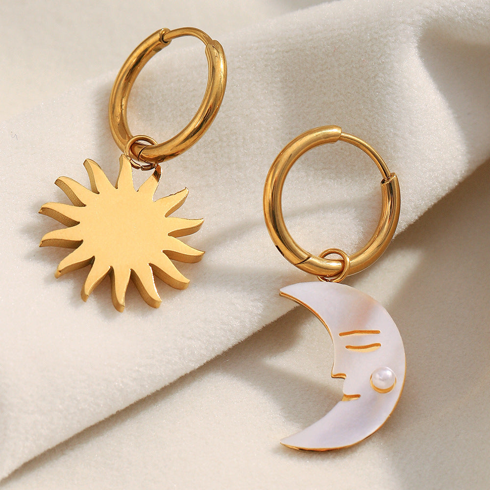 Orecchini Pendenti Audaci Geometrici con Sole e Luna in Acciaio Inox e Placcatura in Oro 18K da Donna