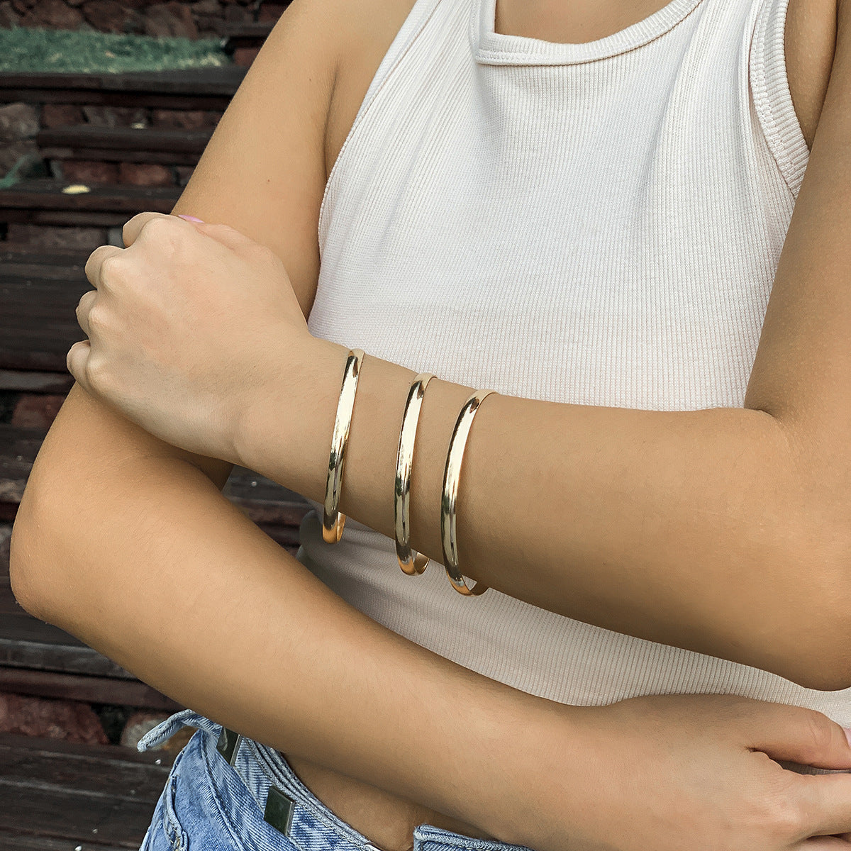 Pulsera minimalista geométrica de aleación para mujer con textura líquida martillada y acabado pulido chapado