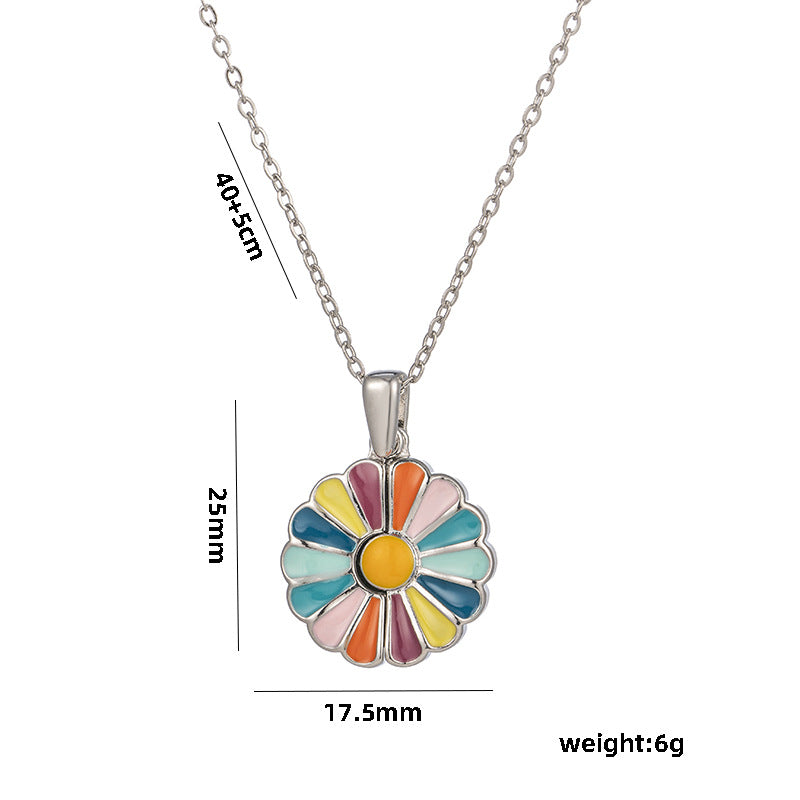 Collana con ciondolo a margherita d'ispirazione vintage in acciaio al titanio con finitura smaltata, motivo floreale su catena ondulata da donna