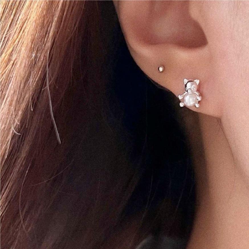 Pendientes de botón minimalistas con forma de oso de plata de ley 925 con acento de perla, acabado galvanizado, estilo fresco y dulce