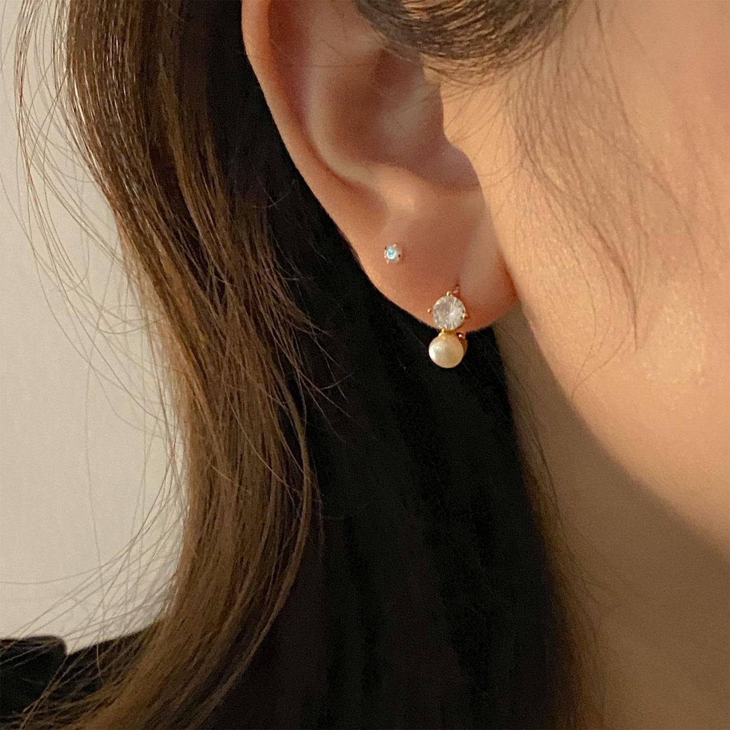 Orecchini a perno geometrici a lettera con perla e zirconi in argento sterling 925 placcato oro stile minimalista