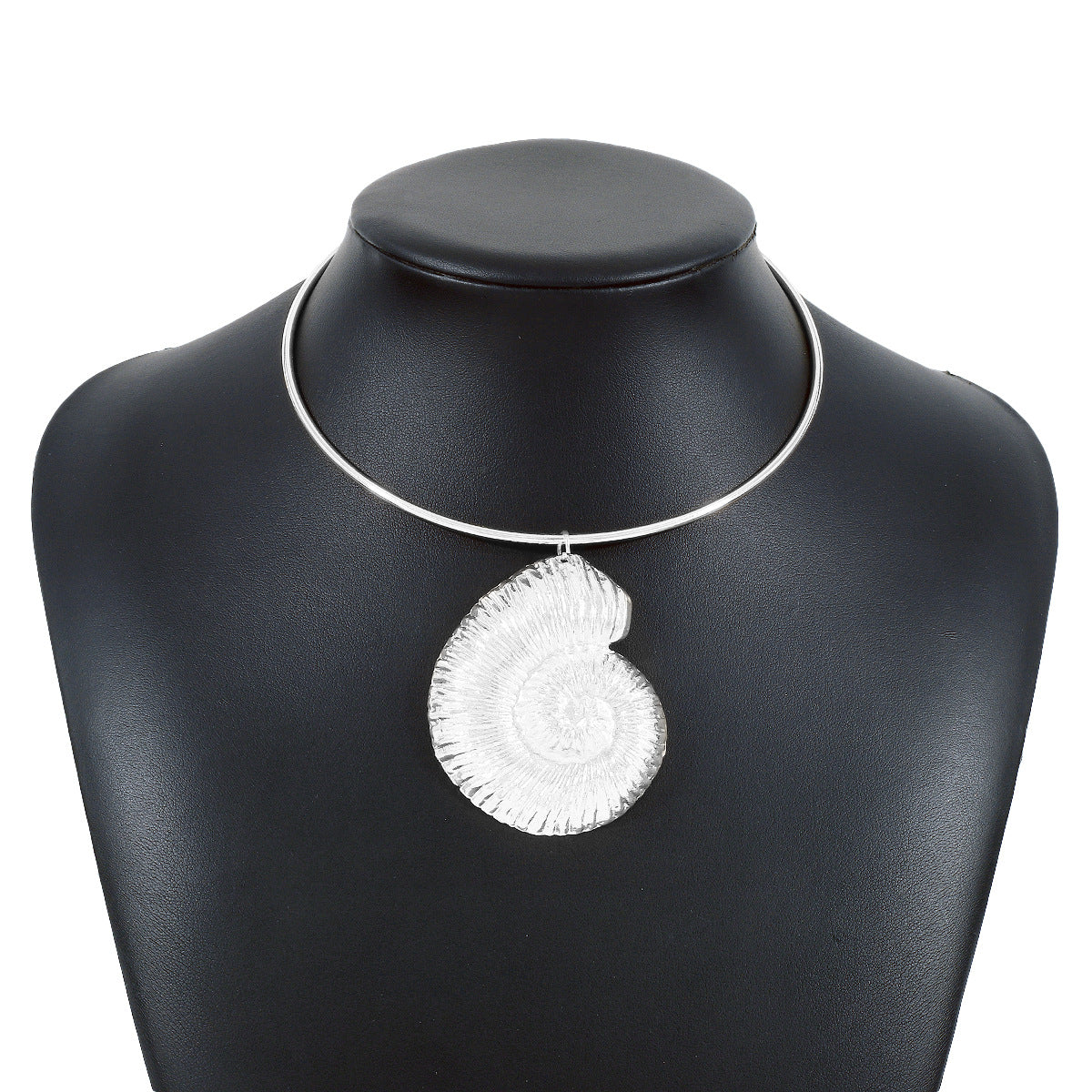 Collar con colgante de concha marina geométrica dulce y atrevida para mujer con cuerpo de aleación y acabado galvanizado