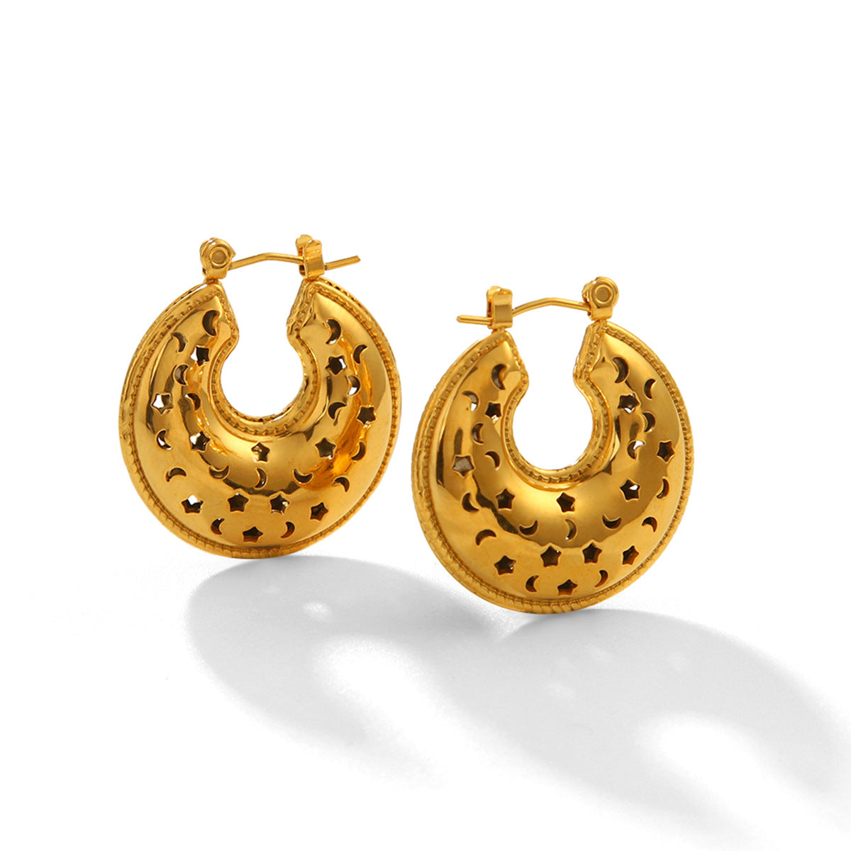 Pendientes minimalistas de acero inoxidable con corazón calado para mujer con acabado chapado