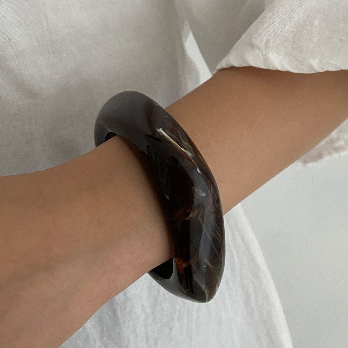 Bracciale a Polsino Largo Geometrico Minimalista in Resina con Finitura Artigianale da Donna