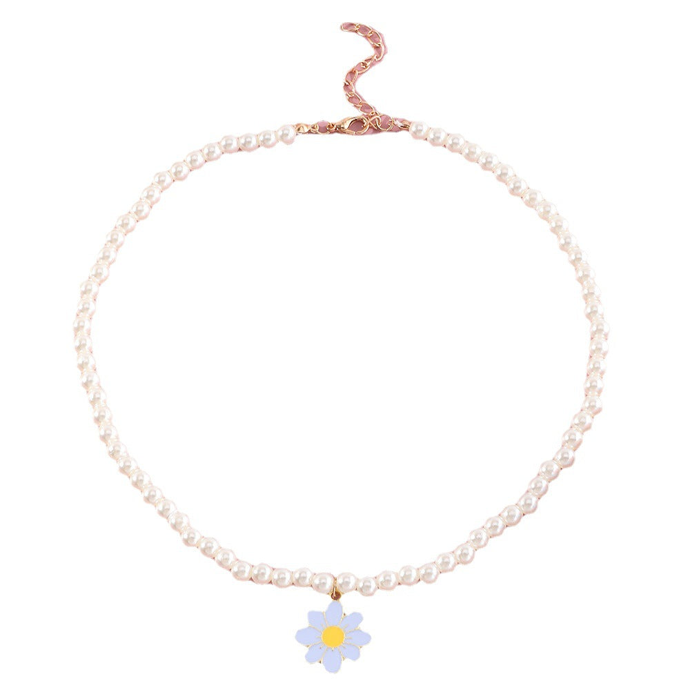 Collana pendente margherita minimalista per bambini con catena in acrilico e perle, ciondolo in resina, finitura artigianale