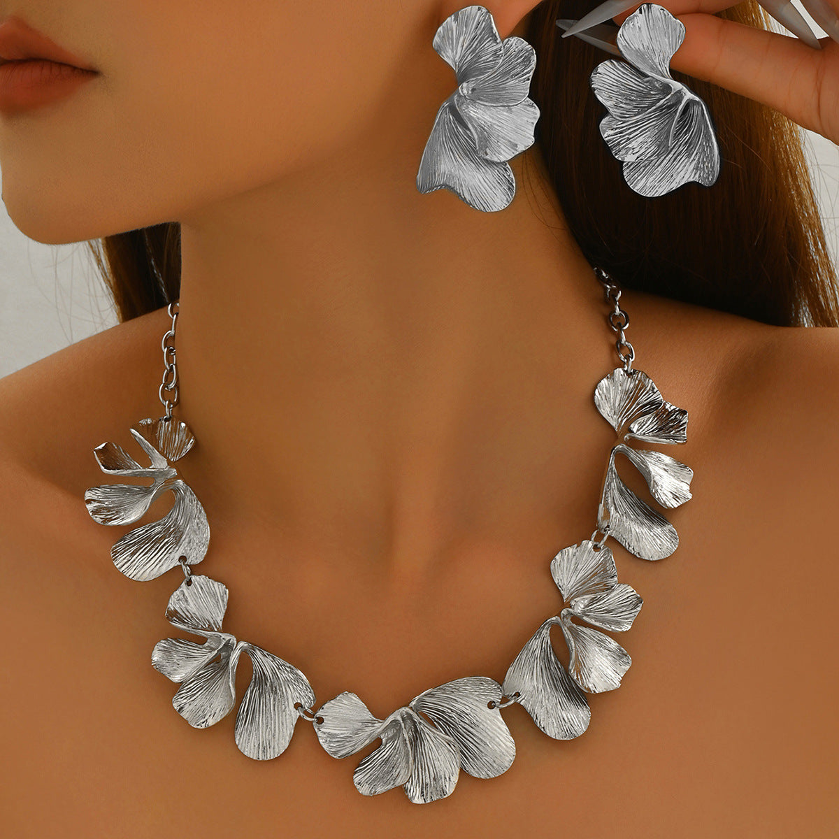 Set collana e orecchini floreali minimalisti in lega con texture a petalo e finitura placcata per donna