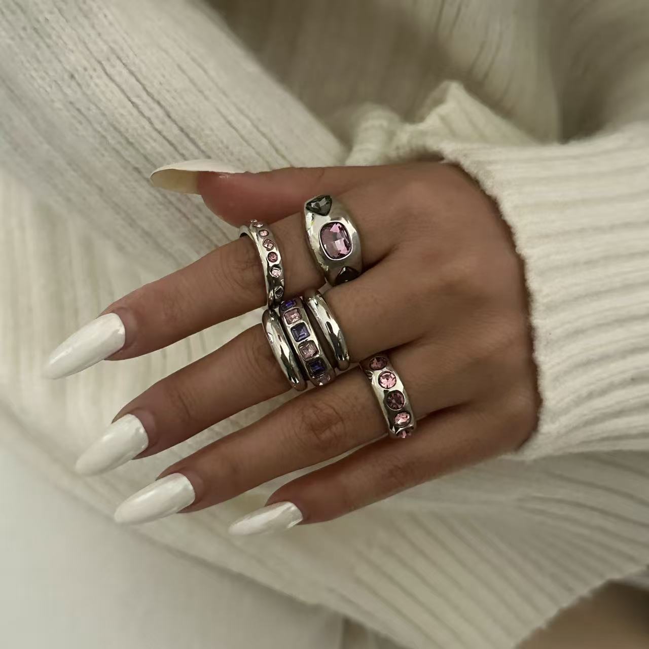 Anello a Cuore Geometrico Placcato in Lega con Gradiente Arcobaleno e Zirconi per Donna