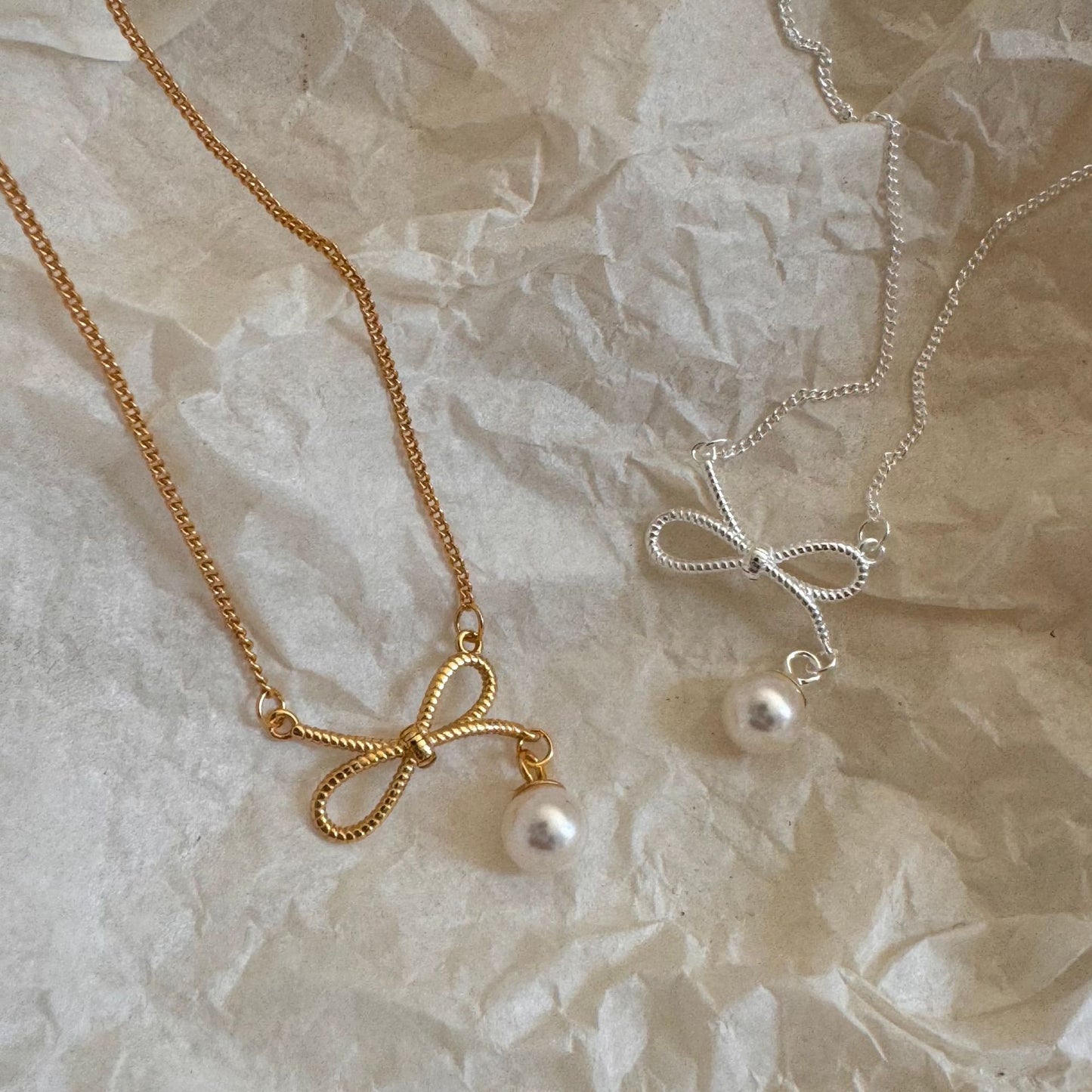 Collana minimalista a forma di fiocco in argento sterling 925 con accento di perla su catena a croce