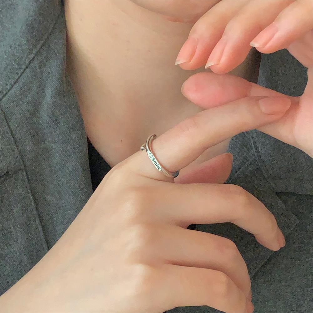 Anello minimalista da donna in argento sterling 925 con cuore geometrico a forma di sorriso