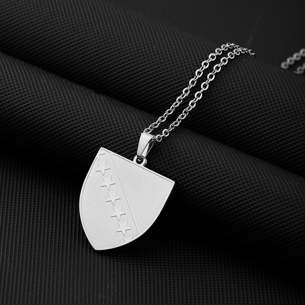 Elegante collar con colgante geométrico de acero inoxidable con dije de acero de titanio y acabado de chapado al vacío para uso unisex