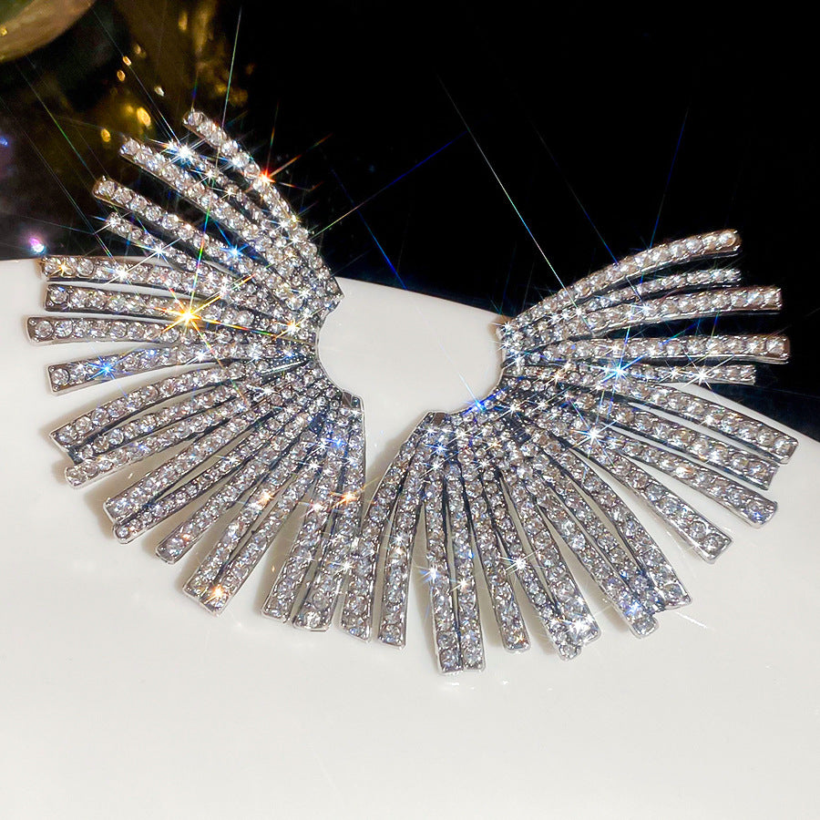 Orecchini a perno geometrici a forma di ventaglio in lega con intarsi in strass da donna, dal design alla moda ed elegante