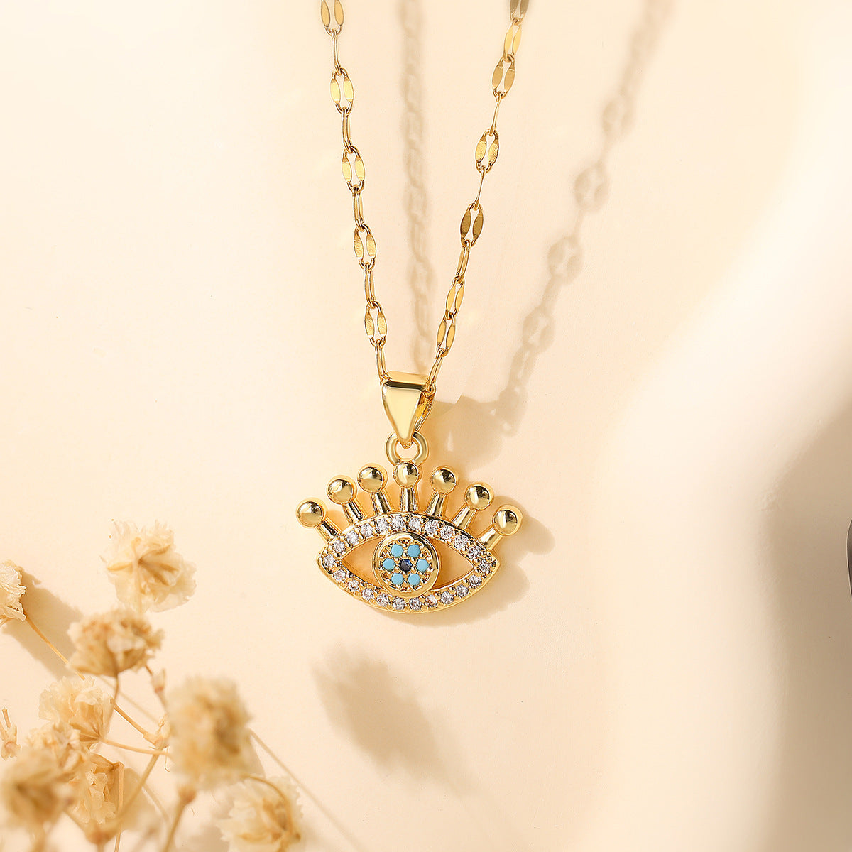 Collana con ciondolo a occhio di Allah geometrico irregolare e minimalista per donna in ottone placcato oro vero e intarsi di zirconi