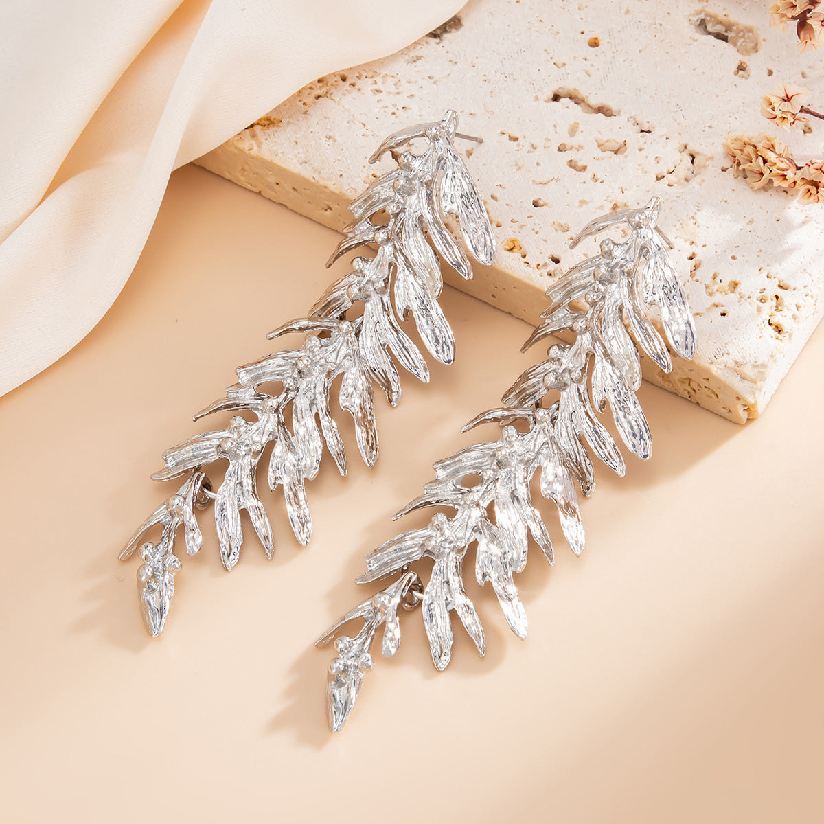 Vintage Luxury Leaf Plated Alloy Pendant Singapore Chain Necklace for Women