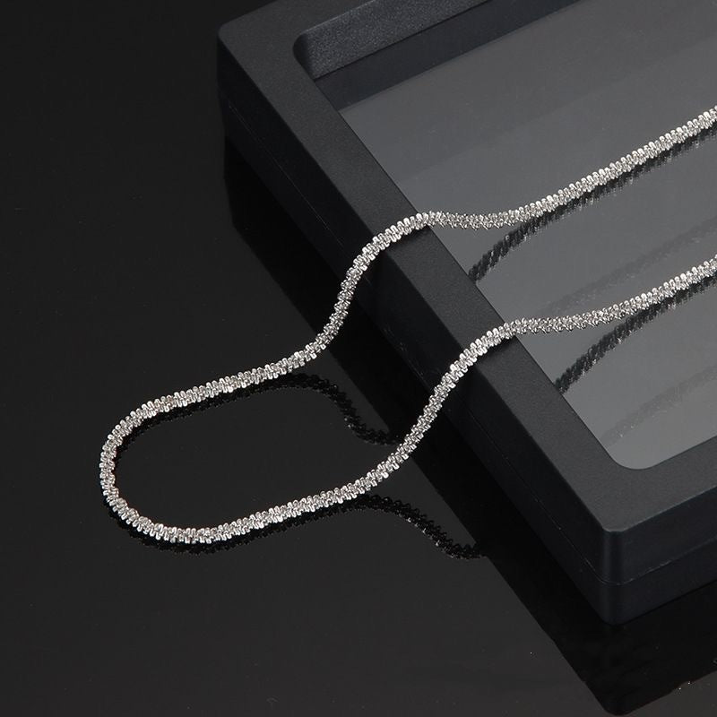 Collana con clavicola placcata in acciaio al titanio a forma irregolare dal design originale con motivo a stelle intere