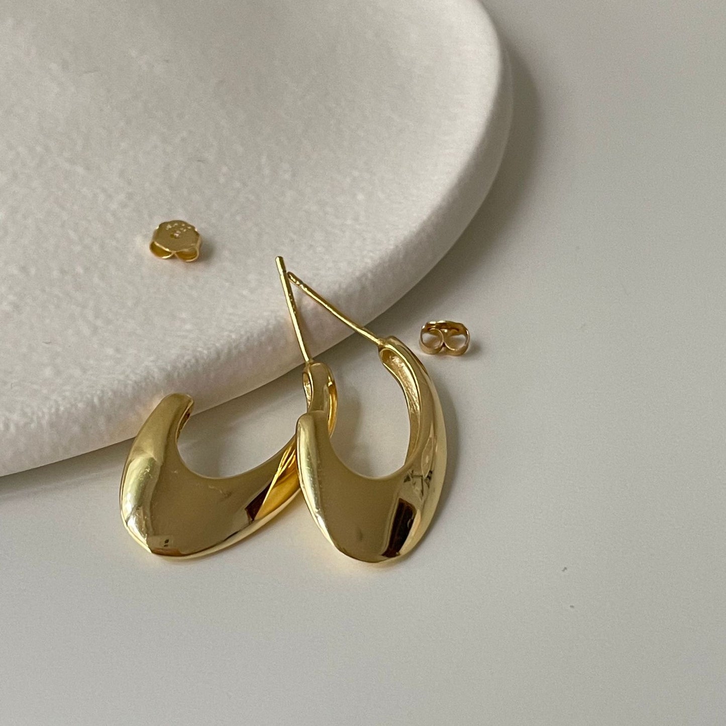 Minimalist Geometric U-Shaped Earrings in 925 Sterling Silver with Pearl Inlay