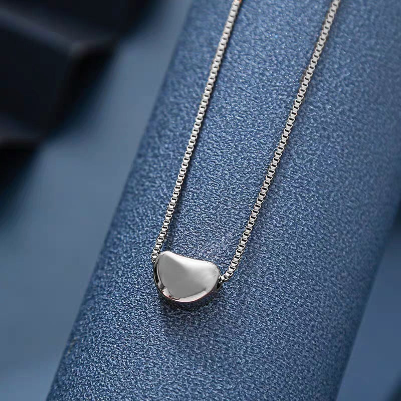 Graziosa collana minimalista in acciaio al titanio a forma di cuore da donna con catena a maglie e design corto per clavicola