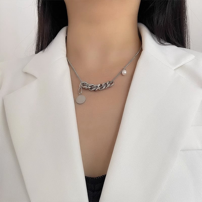 Collar de Acero Inoxidable con Colgante Cuadrado y Redondo Minimalista para Mujer con Acabado Chapado y Diseño Irregular