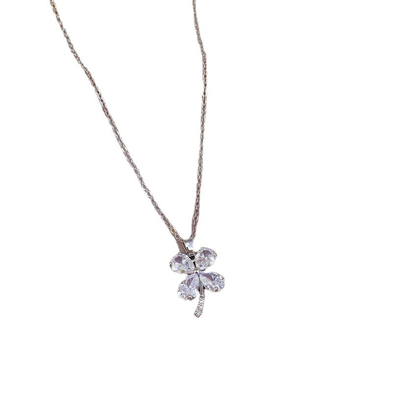 Collar con colgante de hierba pequeña con microincrustaciones de diamantes de imitación, de acero de titanio, geométrico, estilo exótico, para mujer, cadena a la clavícula