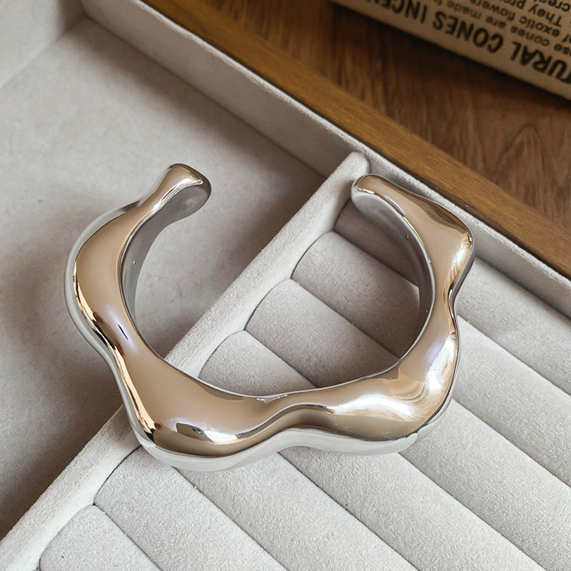Bracciale rigido in acrilico fatto a mano da donna con design aperto irregolare, bracciale alla moda dalla forma circolare geometrica per l'ufficio e l'eleganza quotidiana