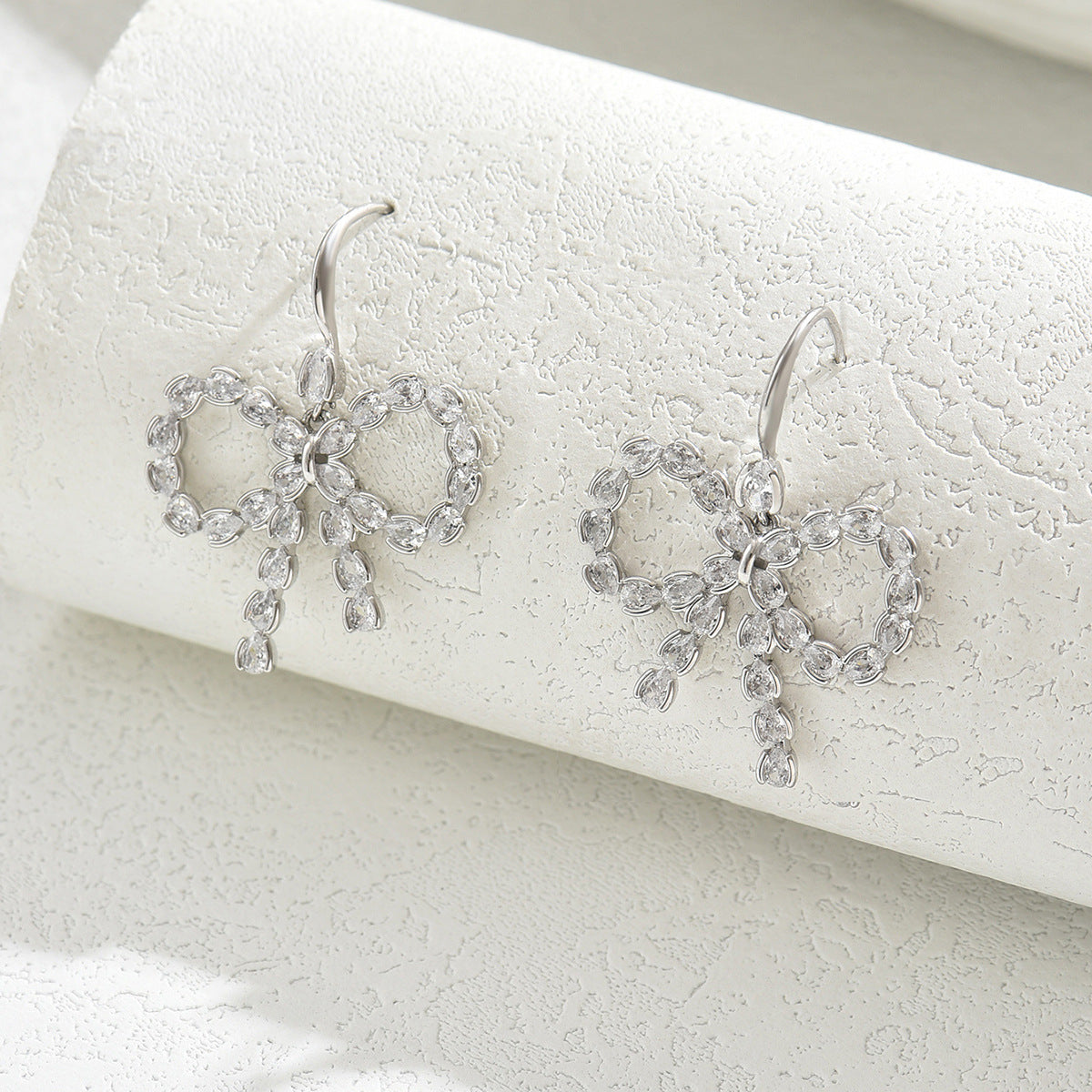 Pendientes de cobre con forma de lazo minimalista y circonitas para mujer
