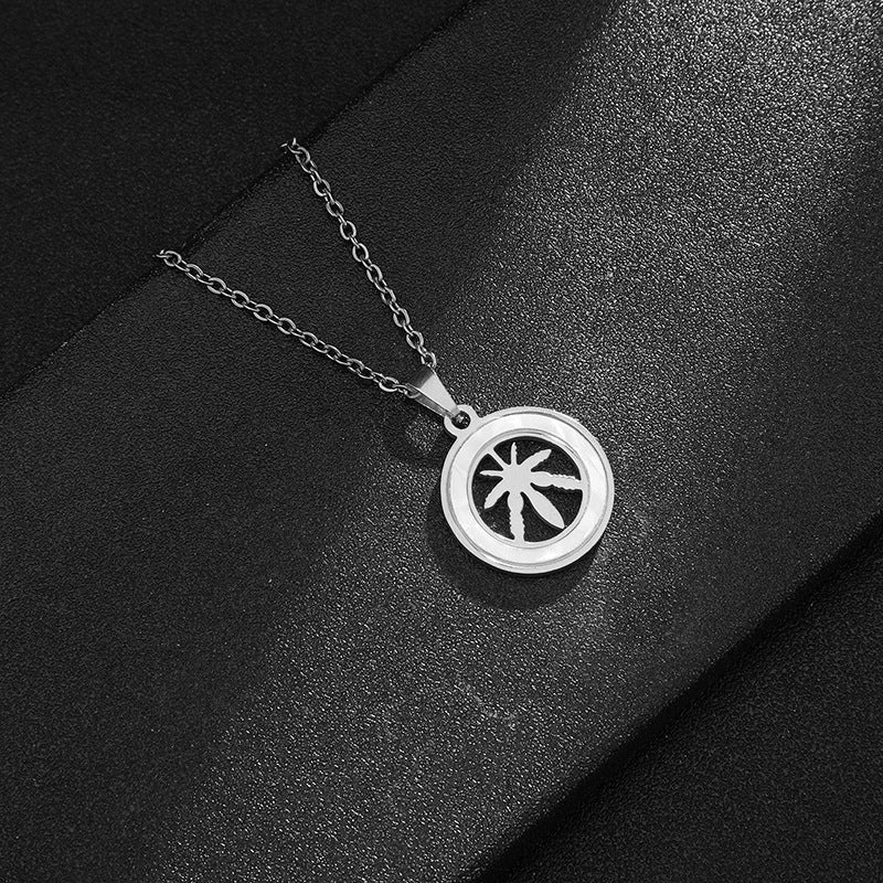 Collana pendente minimalista a foglia d'acero in acciaio inossidabile con finitura placcata per uomo e donna, collana con catena a maglie adatta per maglioni e stratificazione