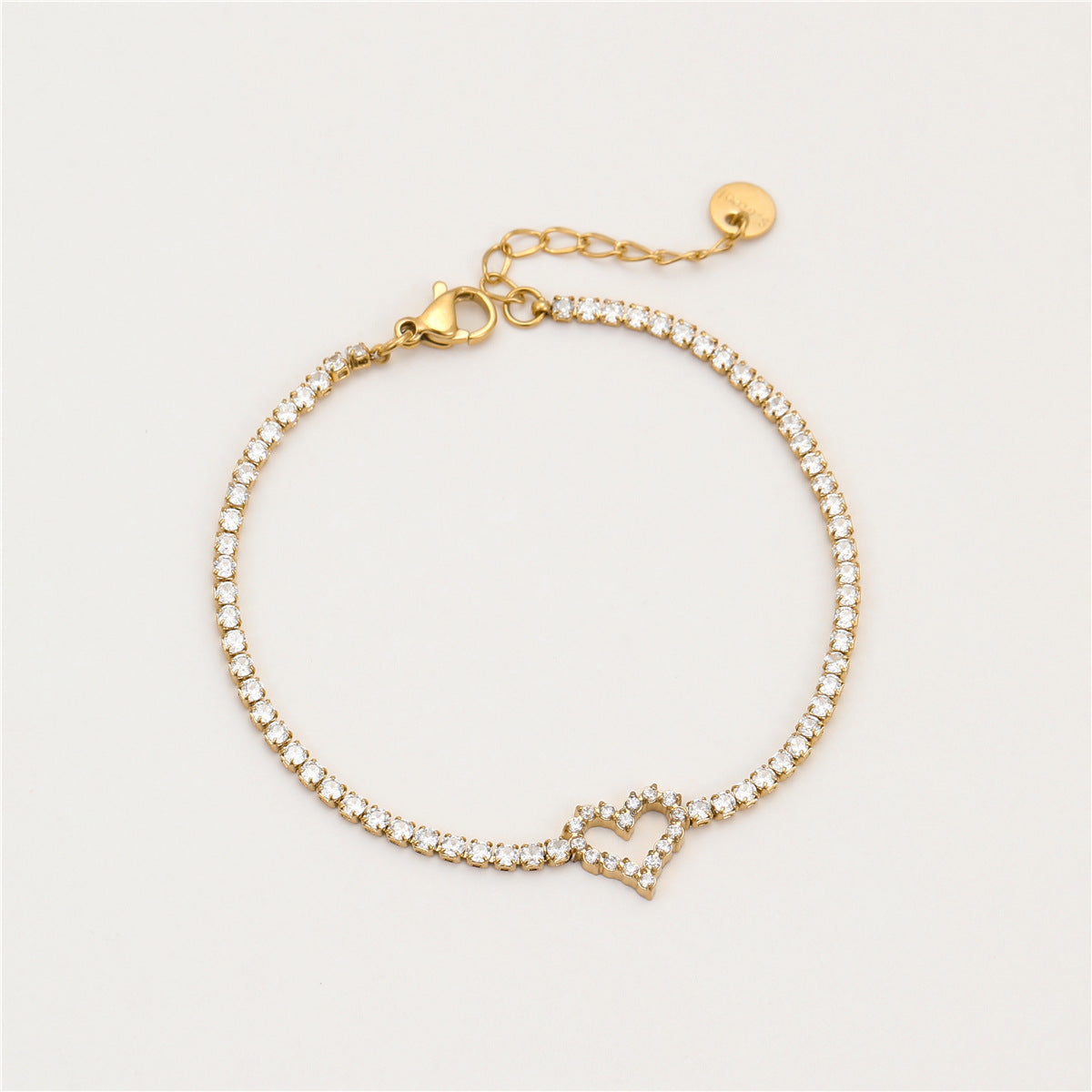 Pulsera minimalista de titanio en forma de corazón con incrustaciones de diamantes de imitación y baño de oro de 18 quilates para mujer