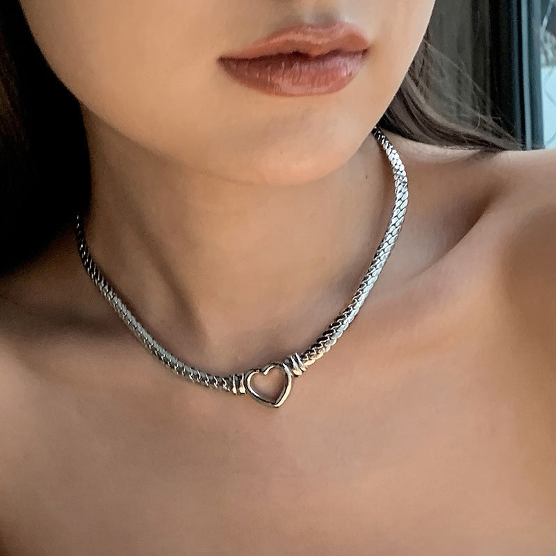 Collar Colgante Corazón Hueco Minimalista de Acero Titanio Estilo Vintage Elegante para Mujer con Acabado Chapado