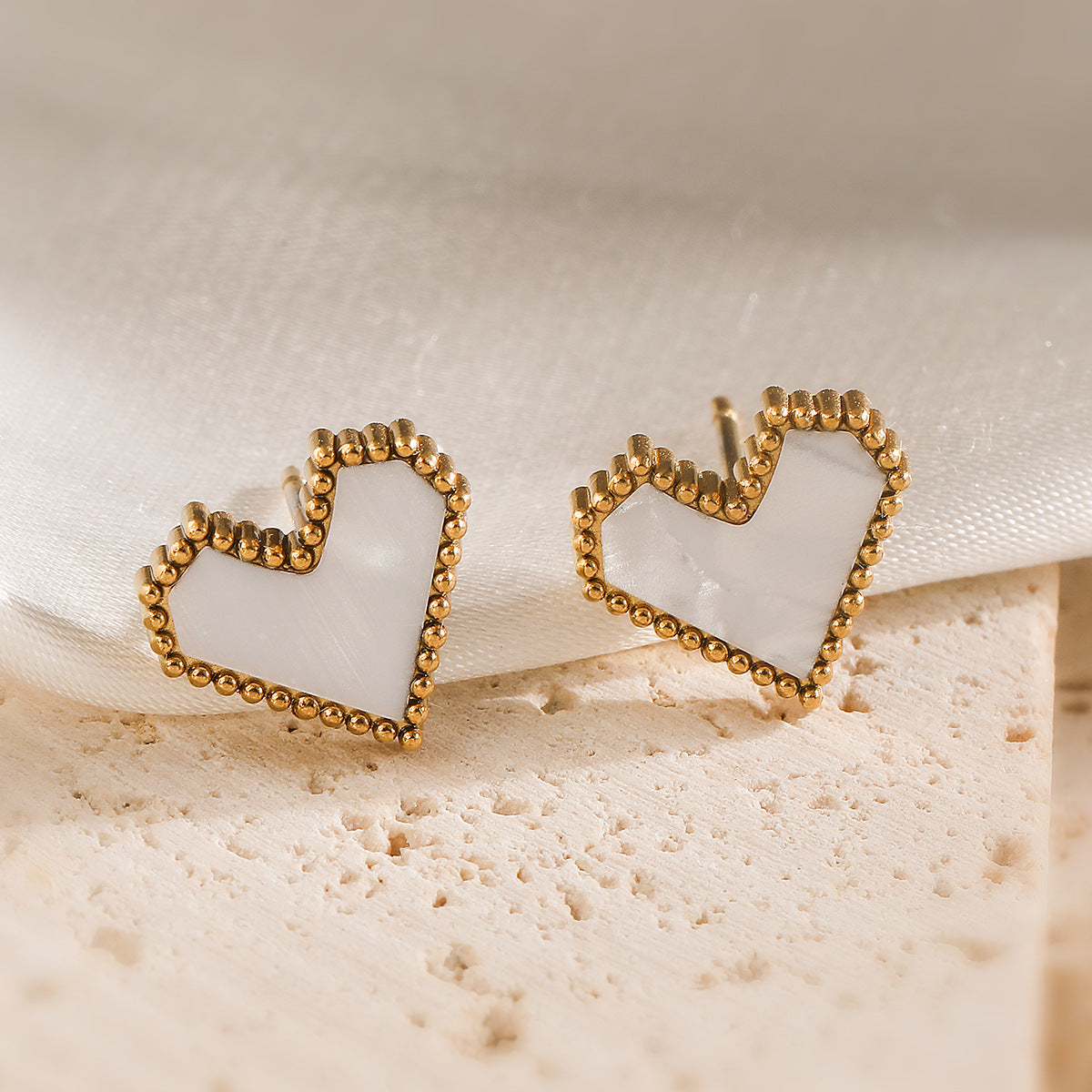 Orecchini a perno a cuore da donna in acciaio inossidabile placcato oro 18 carati con micro pavé minimalista alla moda