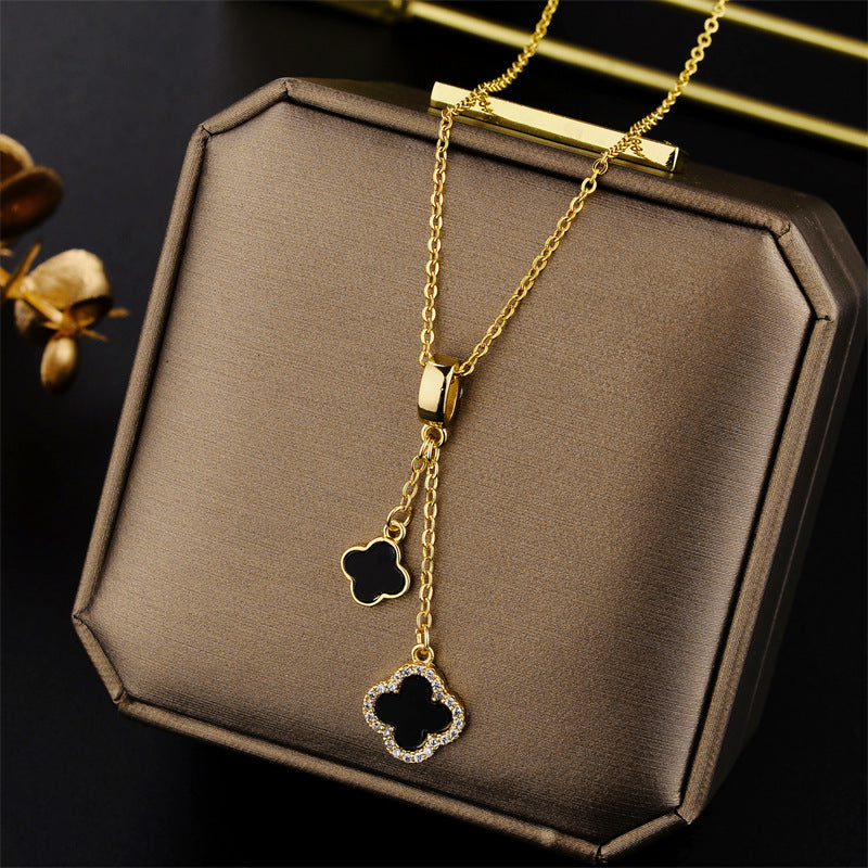 Collana con Pendente Minimalista Lusso Quadrifoglio in Acciaio al Titanio con Accenti di Strass e Finitura Placcata