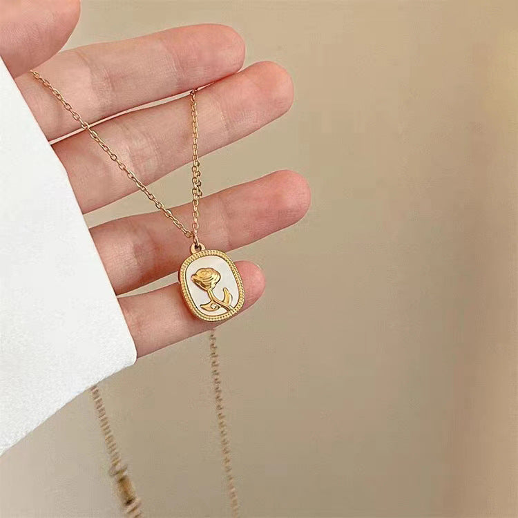 Collana Pendente Rosa Floreale Vintage di Lusso Francese in Madreperla Bianca per Donna con Catena in Acciaio al Titanio e Finitura Placcata